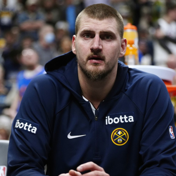 Jokić kao na igrici – okružen trojicom, 360°C, auto-asistencija od table VIDEO