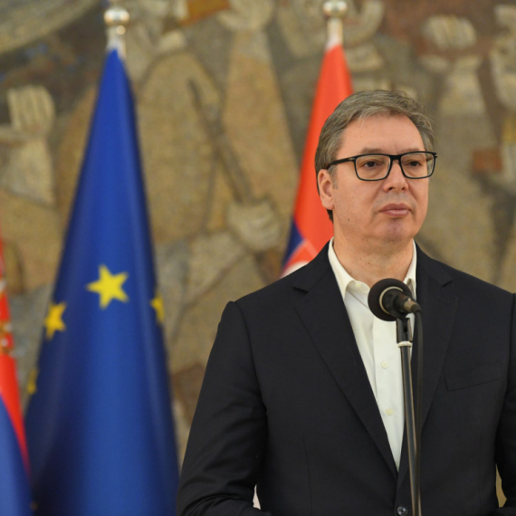 Vučić: Ulažemo novac u vojsku i naoružanje da bismo odvratili svakog mogućeg agresora; Ljudi nek budu spokojni