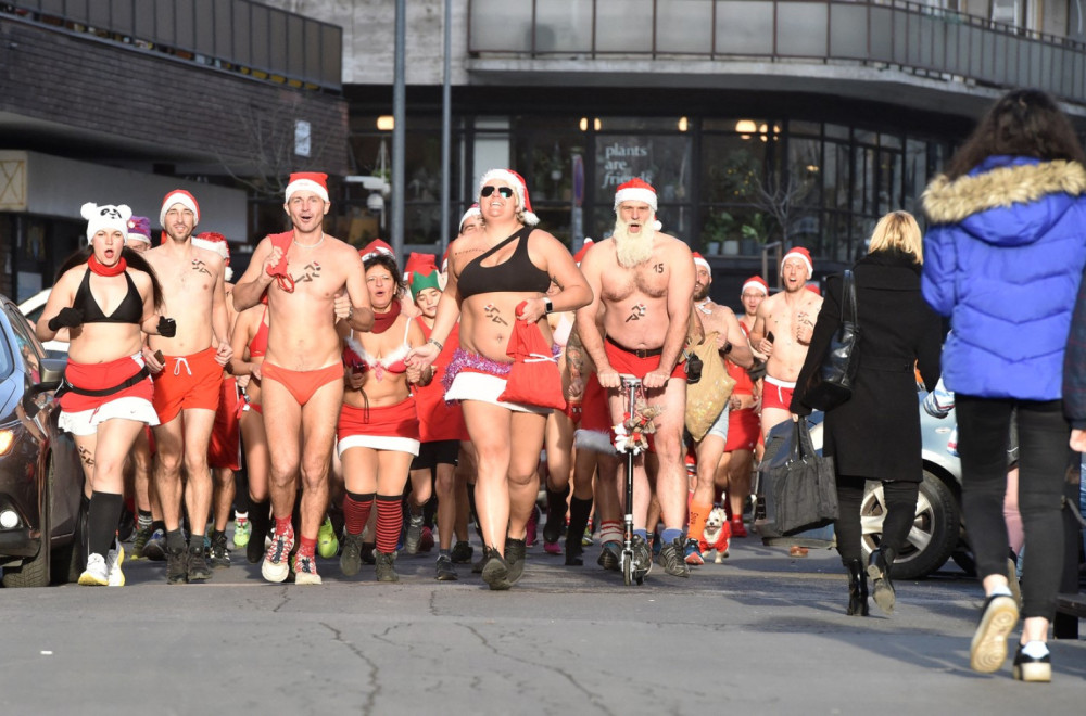 Polugoli Deda Mrazevi okupirali grad u komšiluku VIDEO