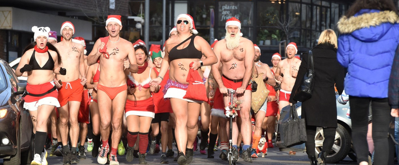 Polugoli Deda Mrazevi "okupirali" grad u komšiluku VIDEO