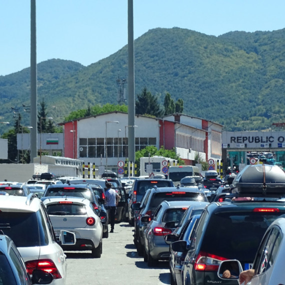 Velike gužve ka letovalištima; Kilometarske kolone na više graničnih prelaza FOTO