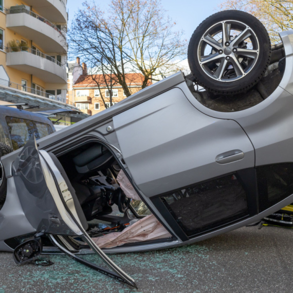Saobraćajna nezgoda u centru Beograda: Automobil završio na krovu FOTO/VIDEO