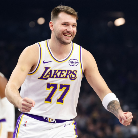 Dončić častio saigrače i zaposlene Lejkersa sa 103 e-bicikla! FOTO