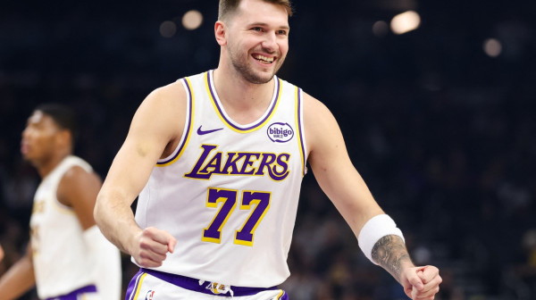 Dončić častio saigrače i zaposlene Lejkersa sa 103 e-bicikla! FOTO