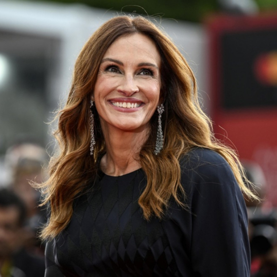 "Zgodna žena" ne ume da ostari: Pokazala lice bez šminke, na ovome joj zavide i 20 godina mlađe FOTO