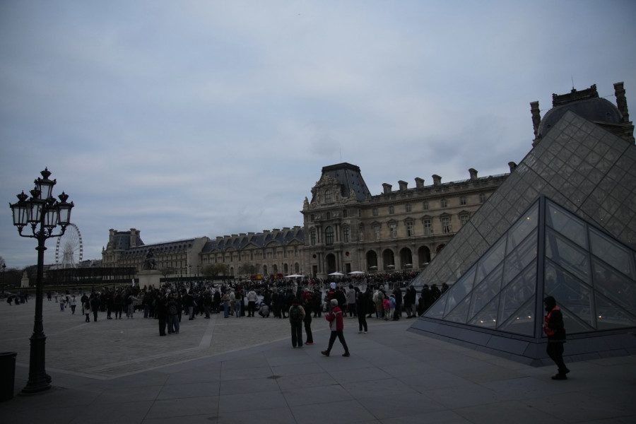 Haos u Luvru: Stotine ljudi ispred muzeja FOTO