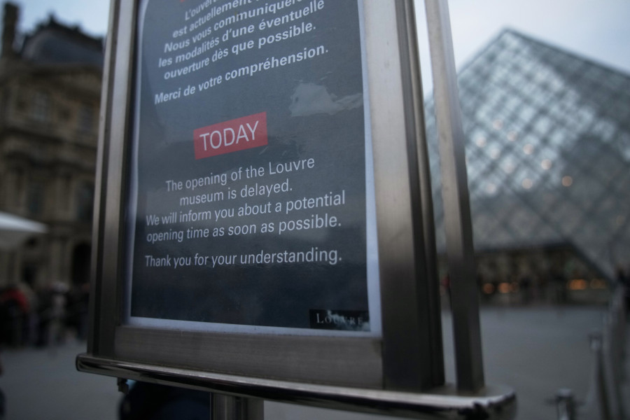 Haos u Luvru: Stotine ljudi ispred muzeja FOTO