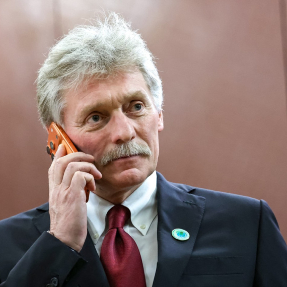 Šta "Putinov megafon" drži u ruci?