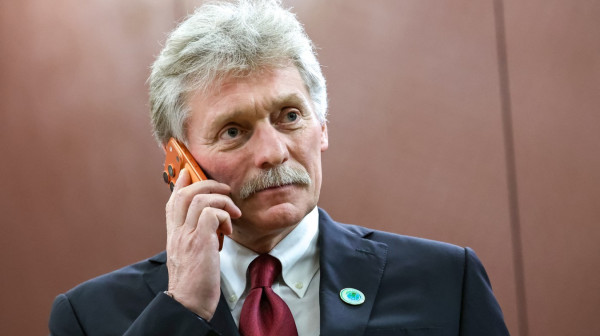 Šta "Putinov megafon" drži u ruci? FOTO