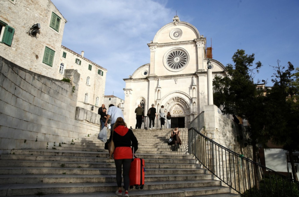 Skandal u Šibeniku: Božićne jaslice sa ustaškim simbolima i političkim porukama