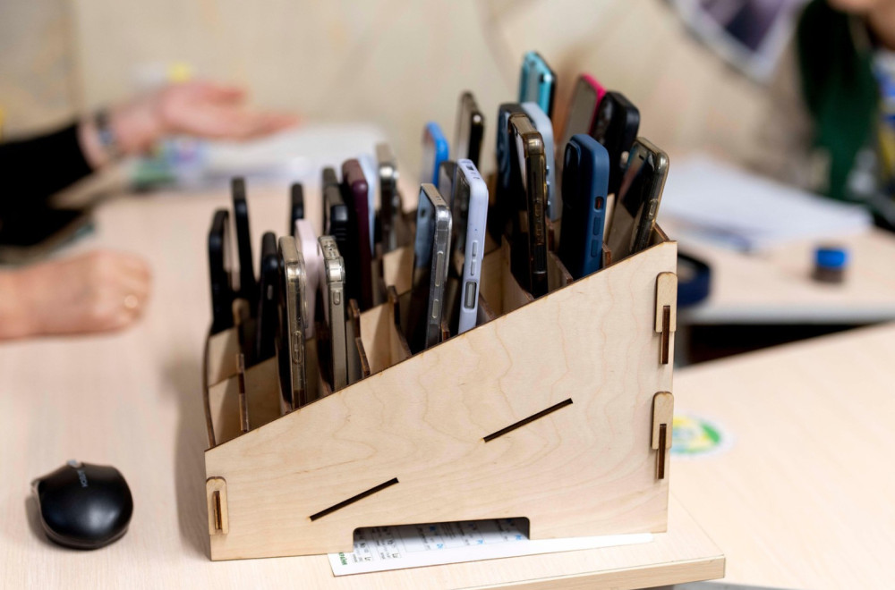 ANKETA: Zabrana mobilnih telefona u školama "da" ili "ne"?