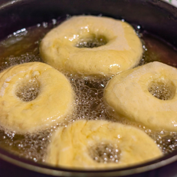 Kako da krofne ne upiju ni kap ulja tokom prženja? Ova 2 trika će rešiti problem