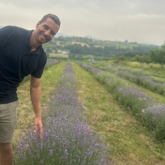 Dobre ideje uvek dobro prolaze: Bojan gaji lavandu i od nje pravi nesvakidašnji liker