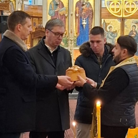 Vučić slavi Svetog Nikolu; Prerezao kolač u crkvi i poručio: Srećna slava svima koji slave FOTO