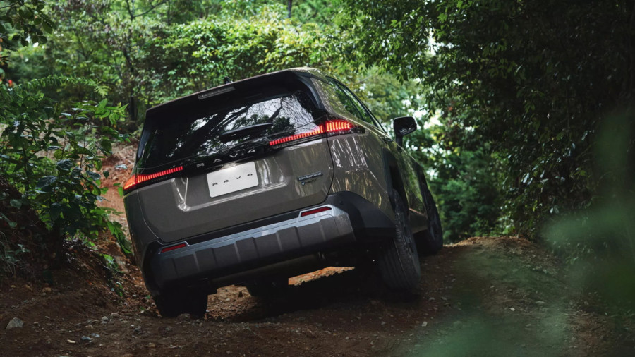 Toyota RAV4 u Japanu košta 25.000 evra – šta sve dobijate za taj novac? FOTO