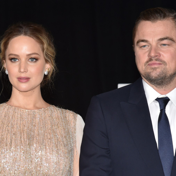 Dženifer Lorens javno potkačila Dikaprija, internet gori: "Sjajno izgledaš s jednom..." VIDEO/FOTO