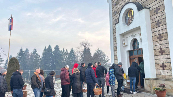 Prelepe slike ispred crkve za Svetog Nikolu