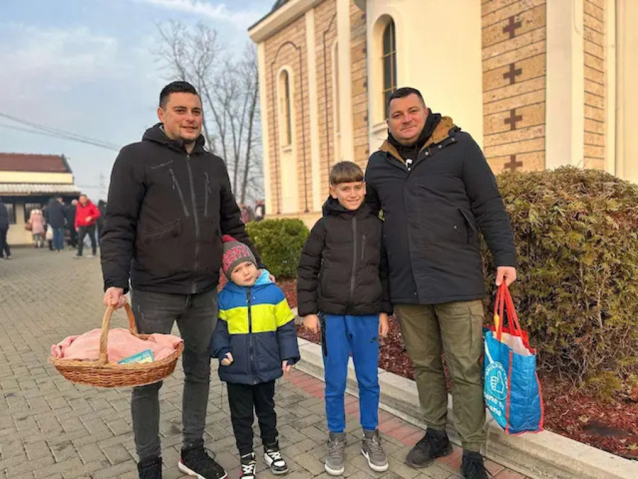 Prelepe slike ispred crkve za Svetog Nikolu