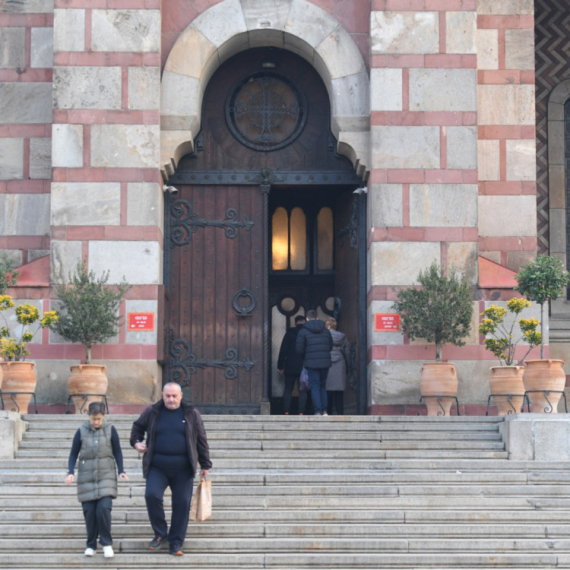 Pola Srba slavi, pola ide u goste: Od kada slavimo Svetog Nikolu VIDEO