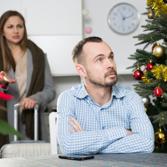 Imate li narcisoidnog muža? Rade ovih 5 stvari za praznike, a misle da niko ne primećuje