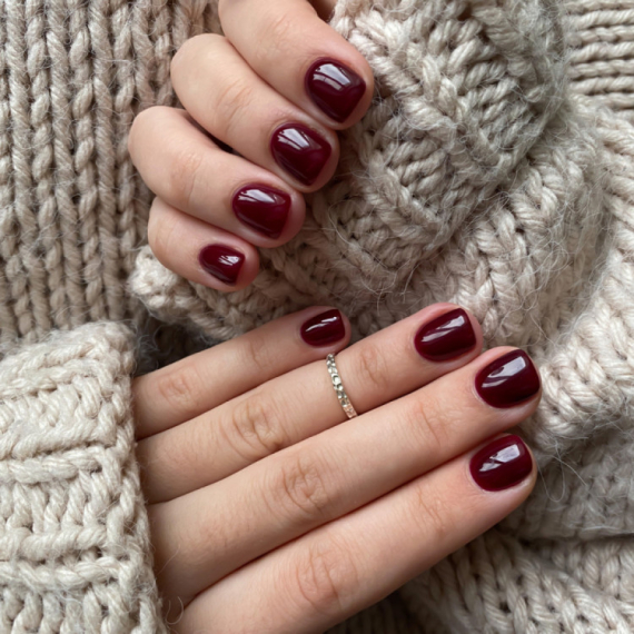 Samo za šik devojke: Bez jedne boje laka za nokte zima je nezamisliva FOTO