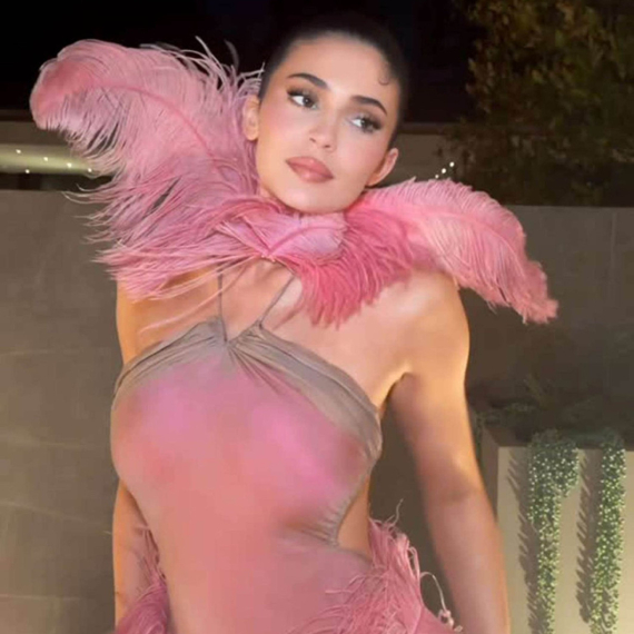 Seksi vila – njen novi nadimak: Ona je bomba i kad ne otkrije grudi FOTO/VIDEO