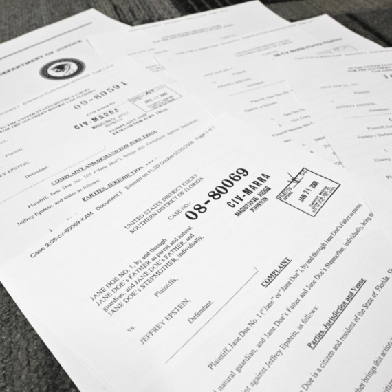 Objavljeni novi Epstajnovi dokumenti: Na slikama mnoge poznate ličnosti FOTO