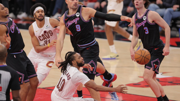 Vučevićeva simultanka u završnici srušila Kavalirse za drugu pobedu Bulsa u nizu! VIDEO