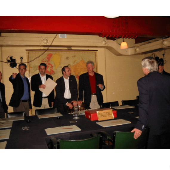 Objavljeni novi Epstajnovi dokumenti: Na slikama mnoge poznate ličnosti FOTO