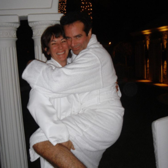 Isplivale eksplicitne fotografije Epstajnove saradnice: Razuzdana i polugola sa ovim poznatim ličnostima FOTO