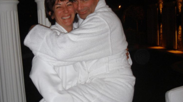 Isplivale eksplicitne fotografije Epstajnove saradnice: Razuzdana i polugola sa ovim poznatim ličnostima FOTO