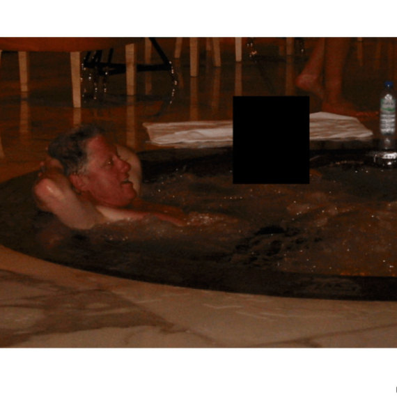 Jezive fotografije Bila Klintona obilaze svet: Epstajnovi fajlovi otkrili mračne tajne FOTO