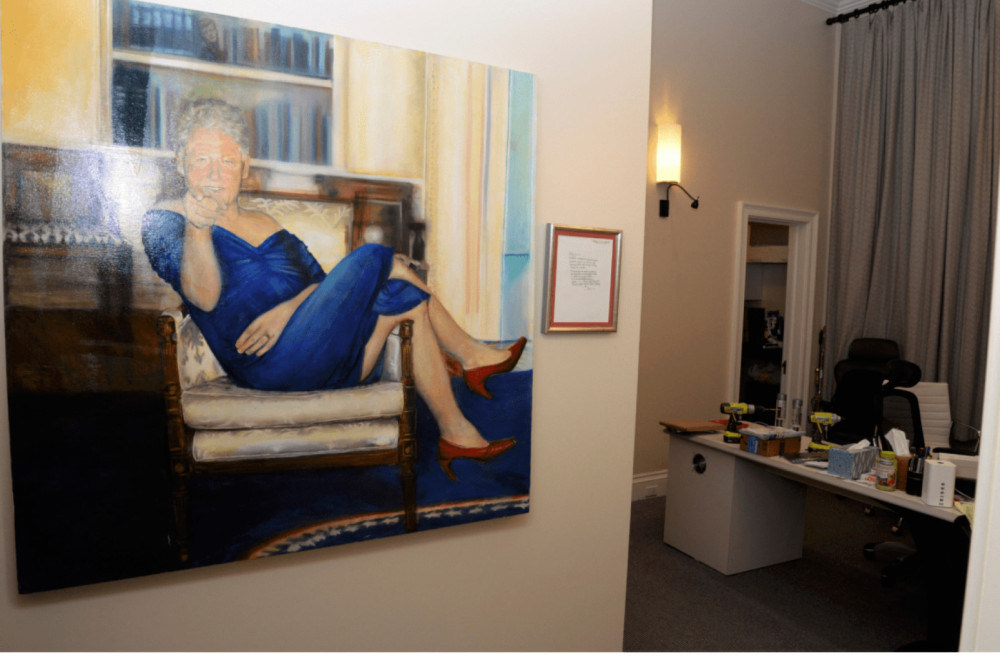 Bil Klinton u haljiini i štiklama: Jezive fotografije iz Epstajnovih fajlova šokirale svet FOTO