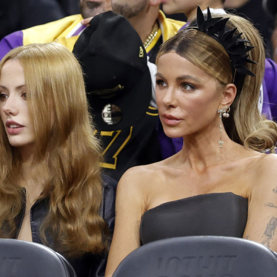 Mama i ćerka zasenile utakmicu: Prvi put s naslednicom u javnosti nakon što joj je "ocrnila" dečka FOTO