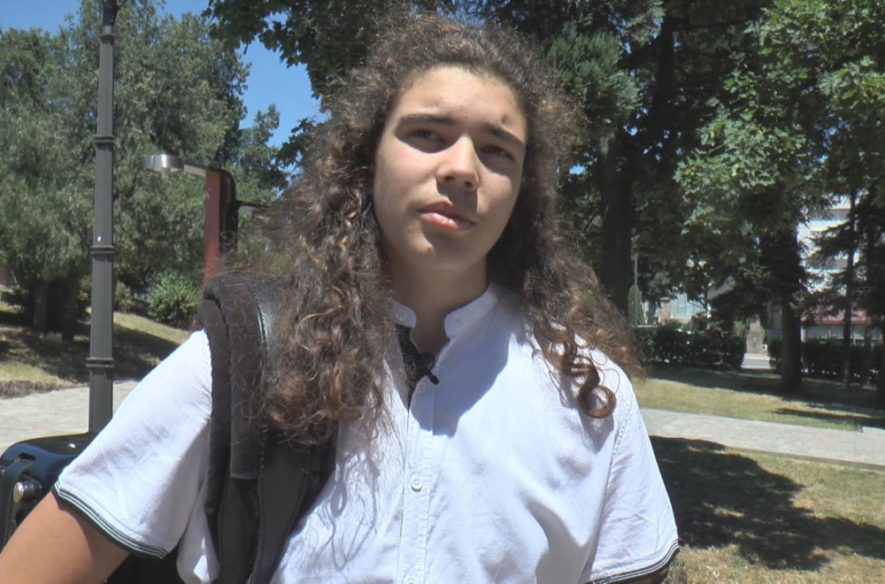 Za ovog dečaka treba da čuje cela Srbija: Lazar (13) se nije šišao čitav život, sada oduševio sve FOTO