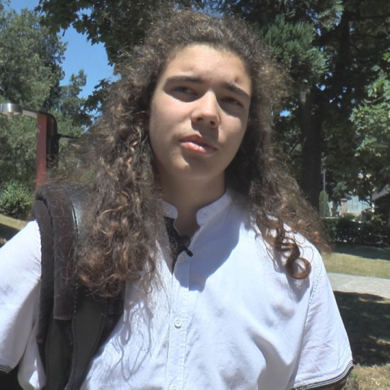 Za ovog dečaka treba da čuje cela Srbija: Lazar (13) se nije šišao čitav život, sada oduševio sve FOTO