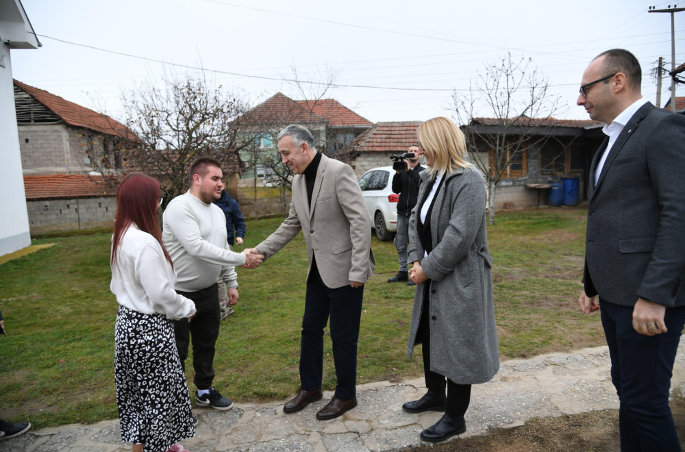 Predstavnici Srpske liste posetili osmočlanu porodicu Jović u Ranilugu FOTO