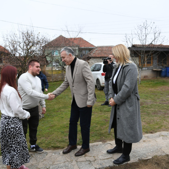 Predstavnici Srpske liste posetili osmočlanu porodicu Jović u Ranilugu