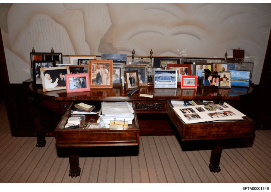 Vraćena skandalozna Trampova fotografija sa Epstajnom: Pokušali da zataškaju? FOTO