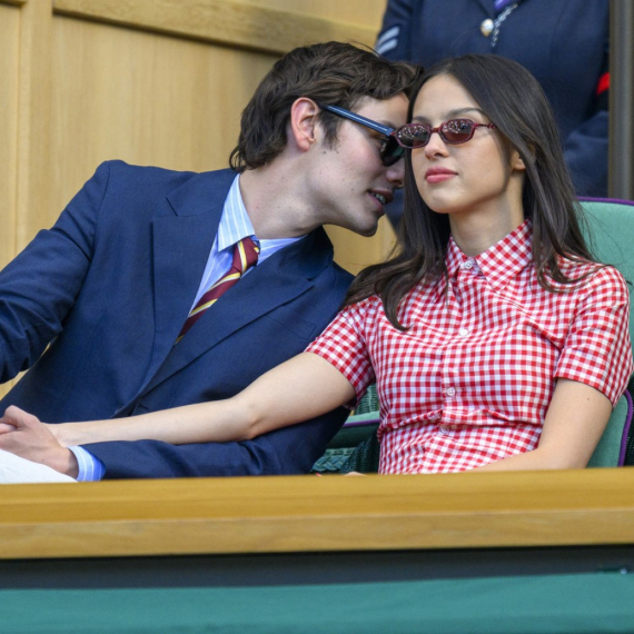 Još jedna ljubavna veza se raspala: Slavna pevačica u suzama FOTO