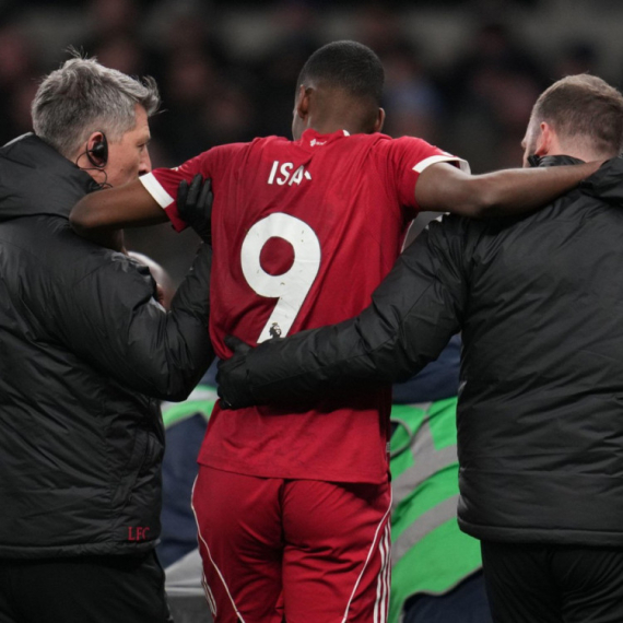 Liverpul u problemu – Isaku preti duža pauza! Opet će "pući" silne milione na napadača