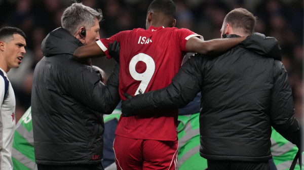 Liverpul u problemu – Isaku preti duža pauza! Opet će "pući" silne milione na napadača