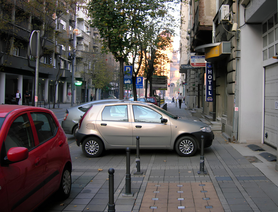 Ko ima pravo na parking ispred vaše kuće i kako rešiti problem sa rezervisanim mestima