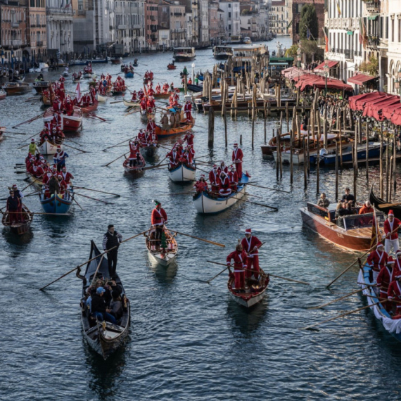 Stotine Deda Mrazeva vesla Velikim kanalom: Jedinstvena božićna parada održana u Veneciji FOTO