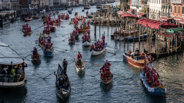Stotine Deda Mrazeva vesla Velikim kanalom: Jedinstvena božićna parada održana u Veneciji FOTO