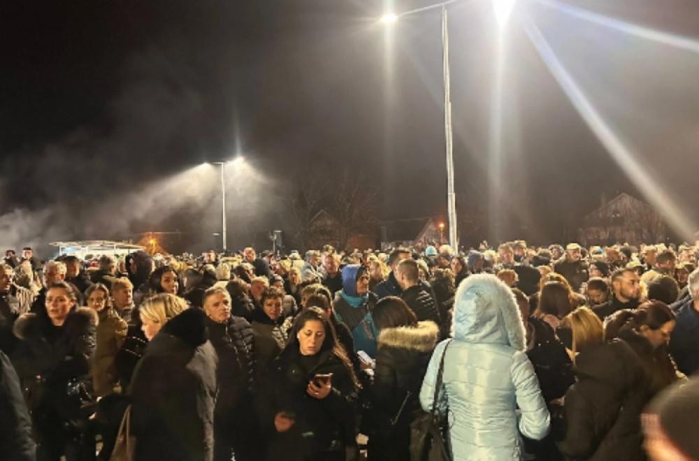 Vučić u Putincima na svečanom otvaranju sportske hale; Okupio se veliki broj građana