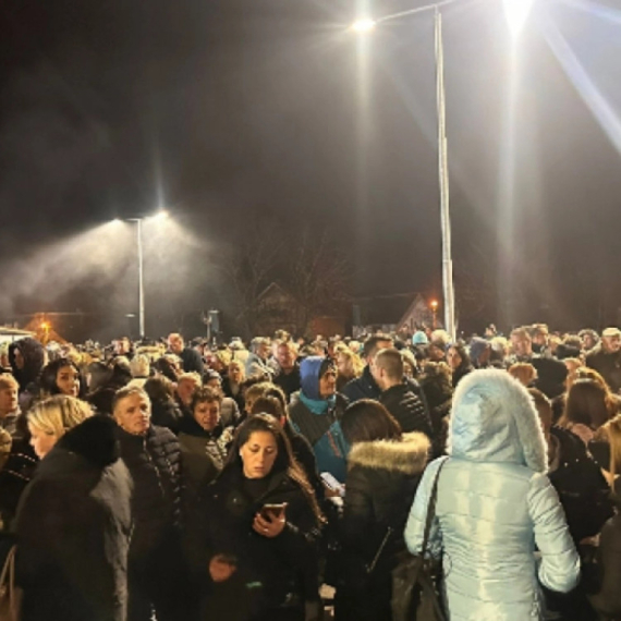 Vučić u Putincima na svečanom otvaranju sportske hale; Okupio se veliki broj građana