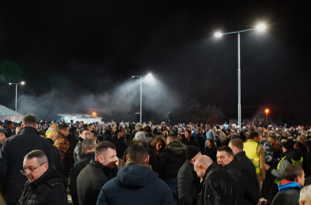 Vučić u Putincima na svečanom otvaranju sportske hale: Dočekao ga veliki broj građana FOTO