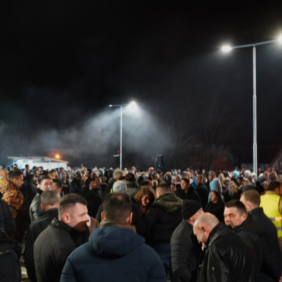 Vučić u Putincima na svečanom otvaranju sportske hale: Dočekao ga veliki broj građana FOTO