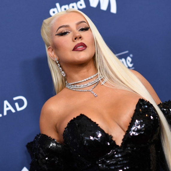 "Skinula" 20 kilograma i zavodi na svakom koraku: Pevačica "gori" u uskoj haljini FOTO